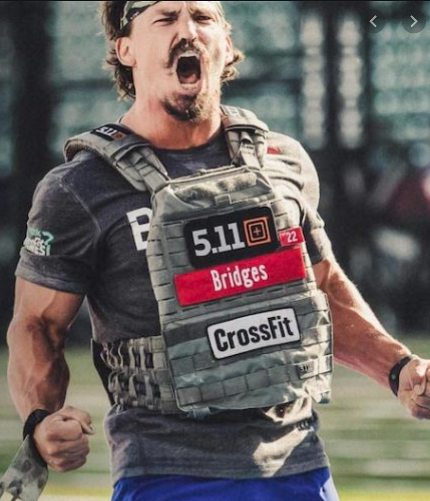 Sportler mit einem 5.11 TacTec Plate Carrier beim CrossFit