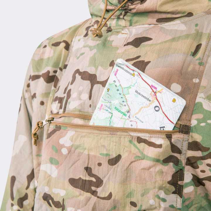 Fronttasche und Kapuze eines Helikon-Tex Swagman Roll im Tarnmuster